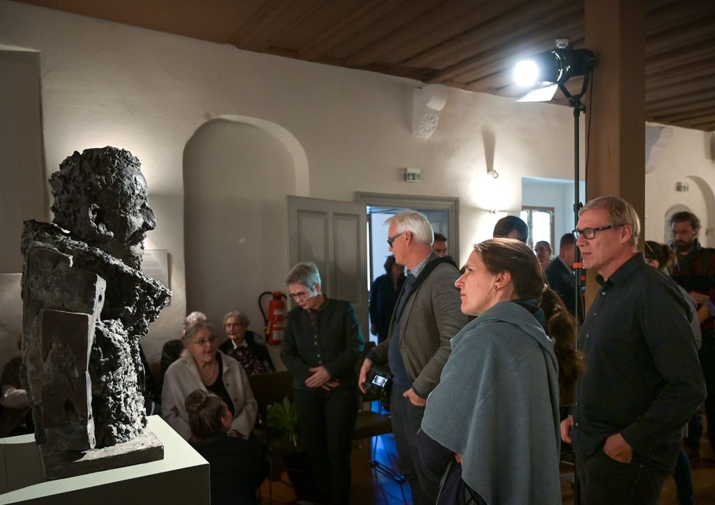 Besucher betrachten nach der Enthüllung die erstmals im Heinrich-Schütz-Haus öffentlich ausgestellte Porträtbüste von Heinrich Schütz.