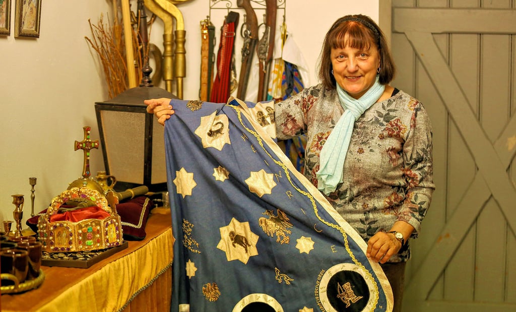 Kerstin Knoblauch zeigt den Sternenmantel, der dem von König Heinrich II. nachempfunden ist.