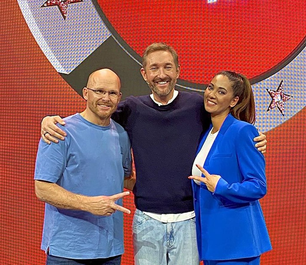 Nils Klebe und seine Frau Mandy nehmen Moderator Daniel Boschmann in ihre Mitte.