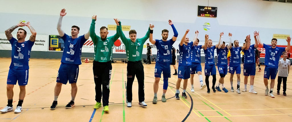 Die verbliebenen Akteure der Burgenländer feiern im „Euroville“ mit ihren Fans den 29:24-Heimsieg gegen Glauchau/Meerane.