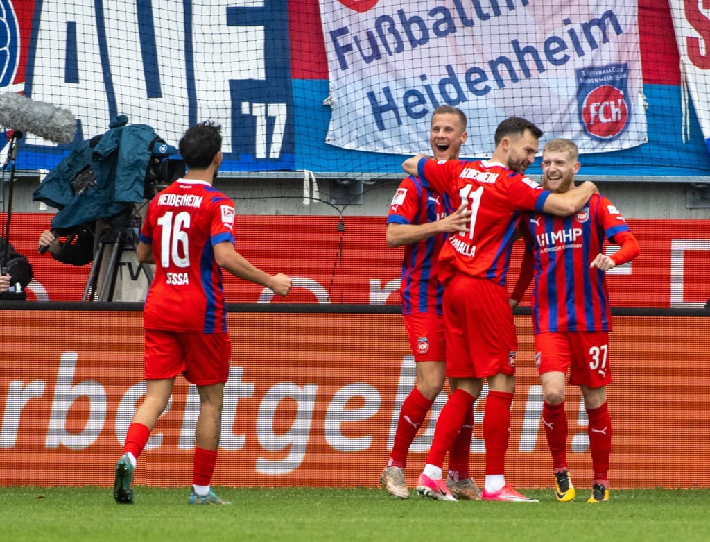 Die Spieler des 1. FC Heidenheim feiern das 1:0 gegen den SC Paderborn 07.