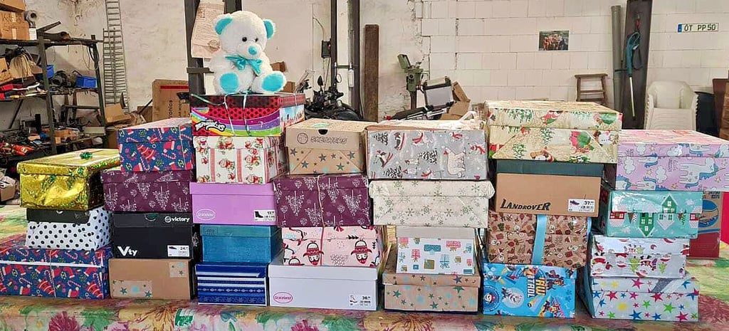 Bereits am ersten Tag der Aktion „Weihnachten im Schuhkarton“ wurden 27 Pakete in Magdeburg gesammelt.