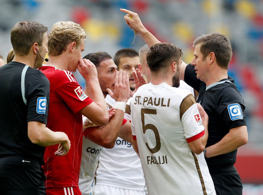 Schiedsrichter Frank Willenborg (r) schickt Betim Fazliji (2.v.r) vom FC St. Pauli nach einer roten Karte vom Platz.