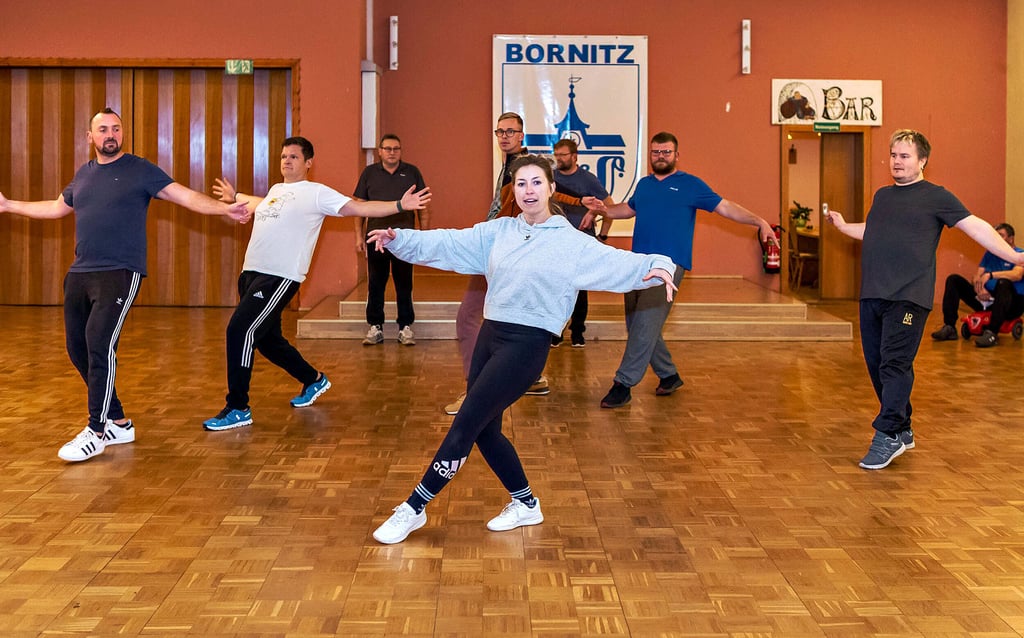 Das Männerballett des Bornitzer Karnevalvereines trainiert jeden Freitag. Die Choreographie wird von Fanny Walther einstudiert.