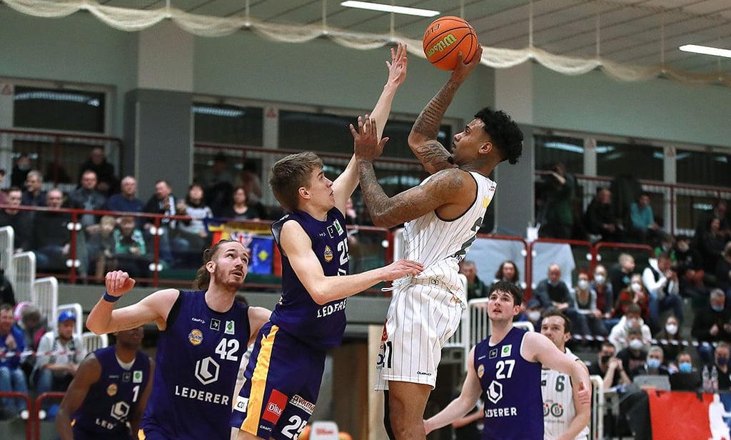 Bill Borekambi (am Ball) war in Itzehoe bester Werfer der SBB Baskets. 17 Punkte steuerte er zum Auswärtssieg bei.