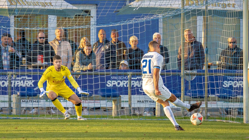 Tommy Kind (Nr. 21) glich per Elfmeter gegen den VfB Krieschow aus.
