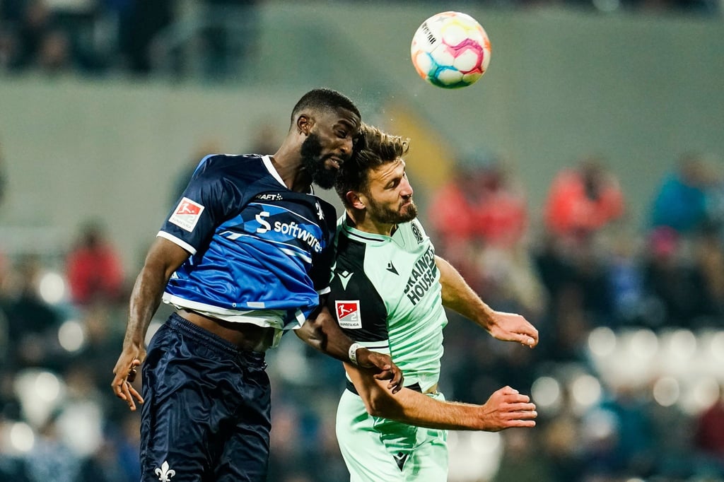 Hannover 96Darmstadts Patric Pfeiffer (l) und Hannovers Hendrik Weydandt kämpfen um den Ball.
