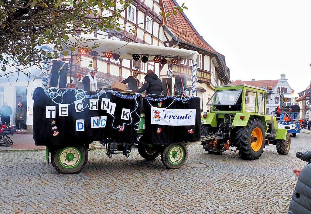 Bei den Karnevalsvereinen am Fallstein macht nicht etwa jeder nur seins. Vor einem Jahr zum Beispiel nahm der Deersheimer Narrenclub mit einem Festwagen am Umzug in Osterwieck teil.