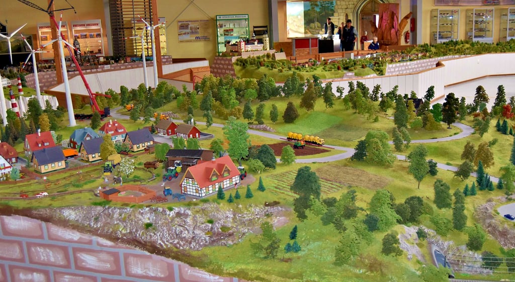 Kleine Welten ganz groß: Die Modellbahn in Wiehe ist 25 Jahre alt geworden. Mehrere Anlagen verteilen sich auf 12.000 Quadratmetern.