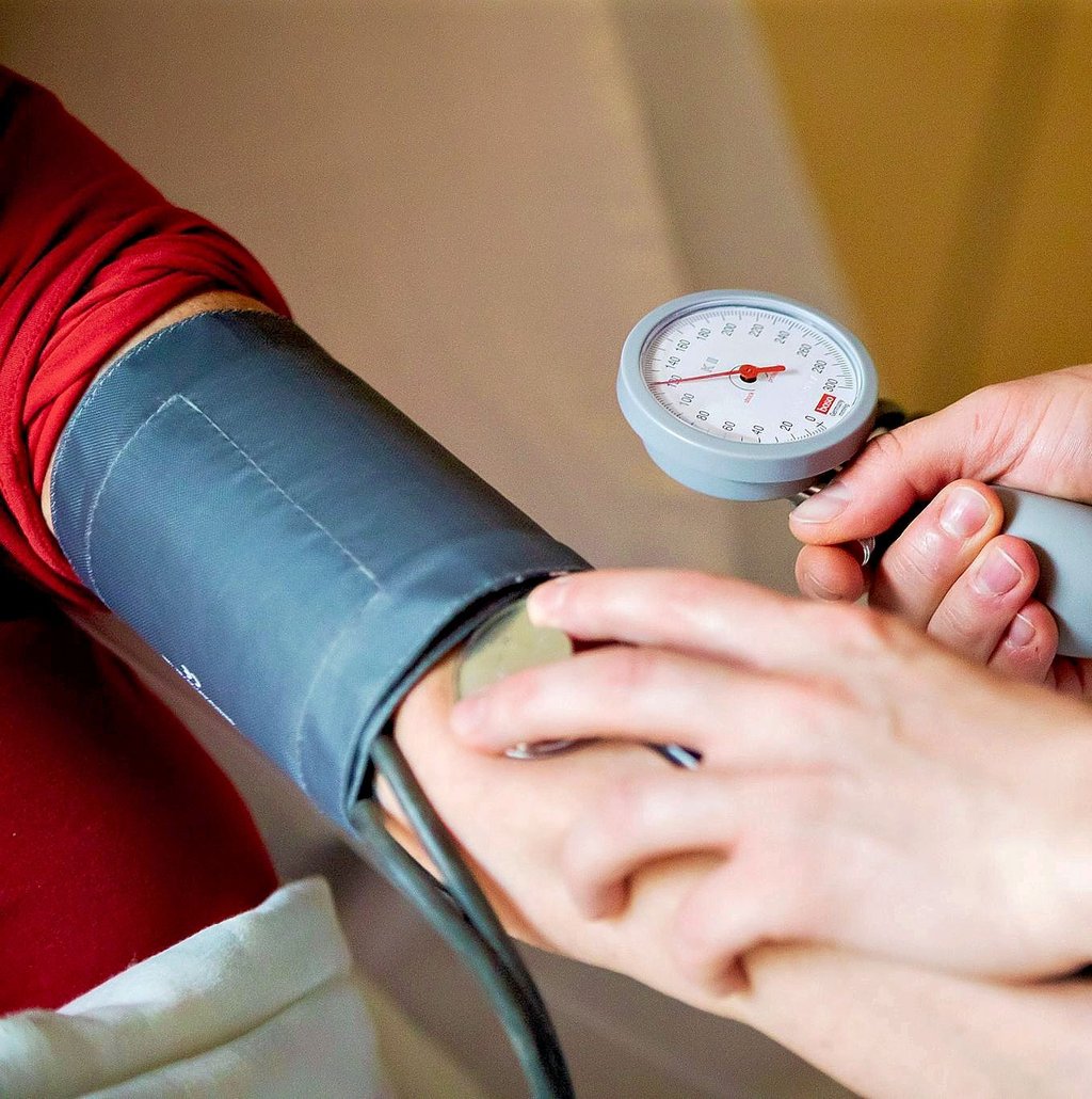 Eine Krankenpflegerin misst einem Patienten den Blutdruck. Pflegebedürftige Personen aus Werben und Umgebung müssen sich nun einen neuen Pflegedienst suchen.