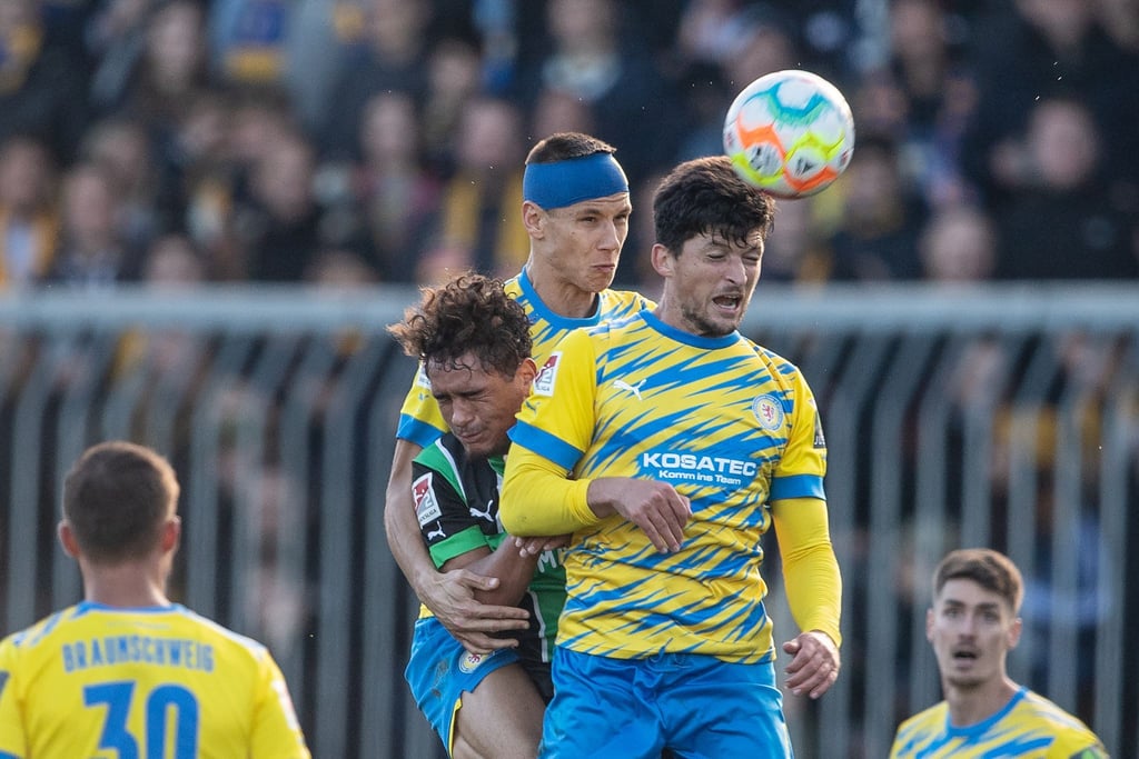 Braunschweigs Jannis Nikolaou (r) und Filip Benkovic in Aktion gegen Fürths Armindo Sieb (l).