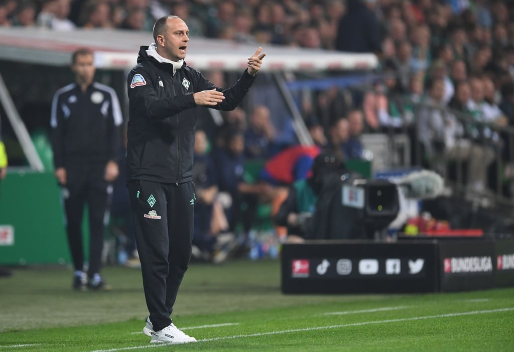 Werder Trainer Ole Werner gestikuliert an der Seitenlinie.