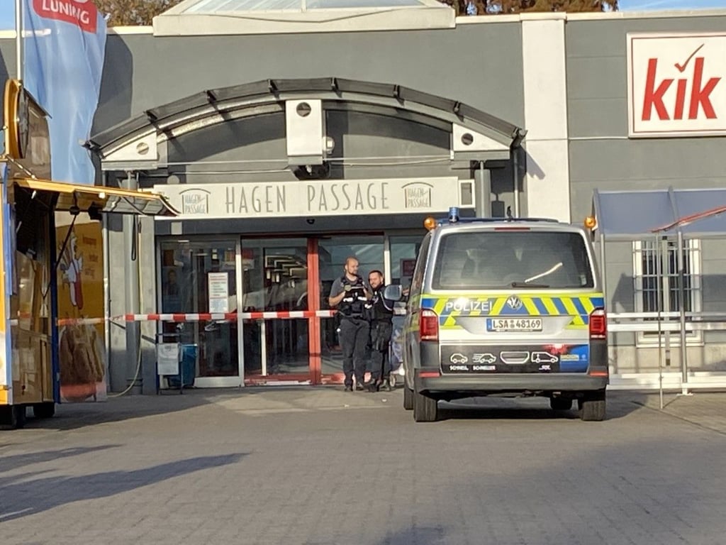 Die Polizei sperrt in Haldensleben die Hagenpassage nach einer Bombendrohung.