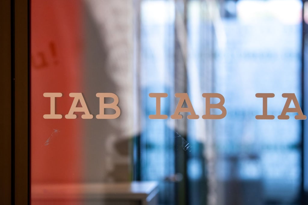 Das Logo vom Institut für Arbeitsmarkt- und Berufsforschung, steht mehrfach auf einer Glasscheibe.