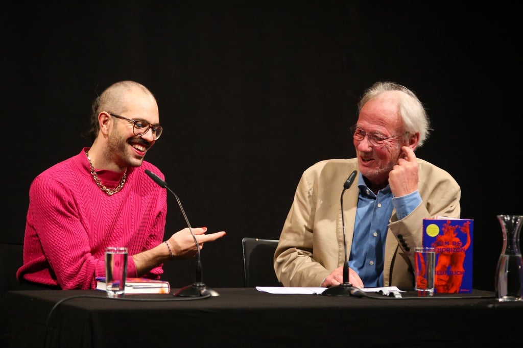 Buchpreisgewinner:in Kim de l'Horizon (l) gibt auf dem Göttinger Literaturherbst eine Lesung mit Moderator Stephan Lohr.