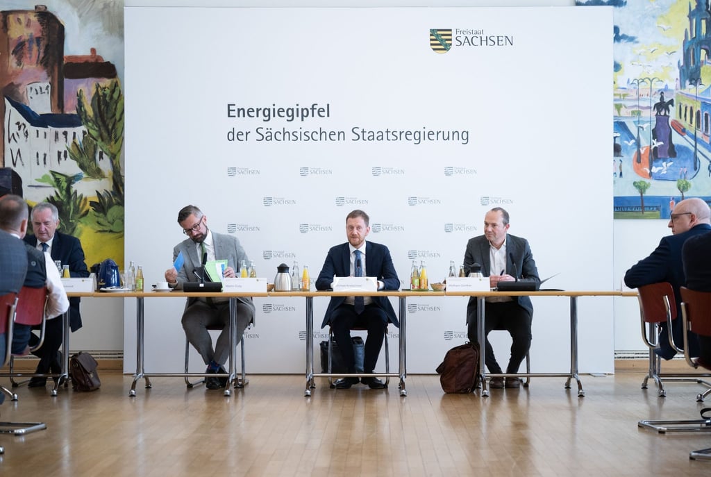 Politiker sitzen zu Beginn des 3. Energiegipfels im Finanzministerium nebeneinander.