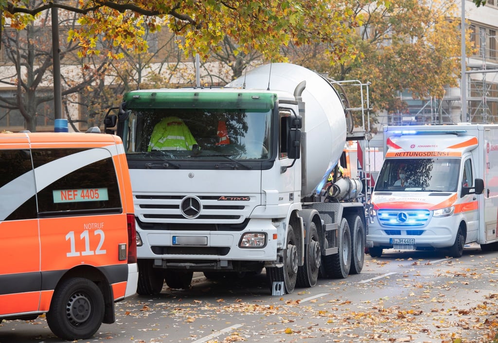 Ein Betonmisch-Fahrzeug steht nach einem Unfall mit einer Radfahrerin an der Bundesallee.