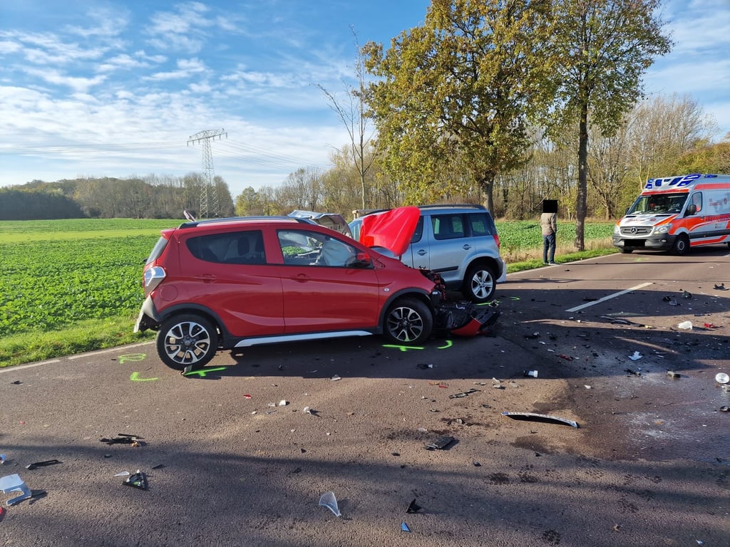 Zu einem Crash mit drei beteiligten Autos ist es am Dienstagmorgen bei Wolmirstedt in der Börde gekommen. Die Straße K1171 war in beide Richtungen voll gesperrt. Foto: