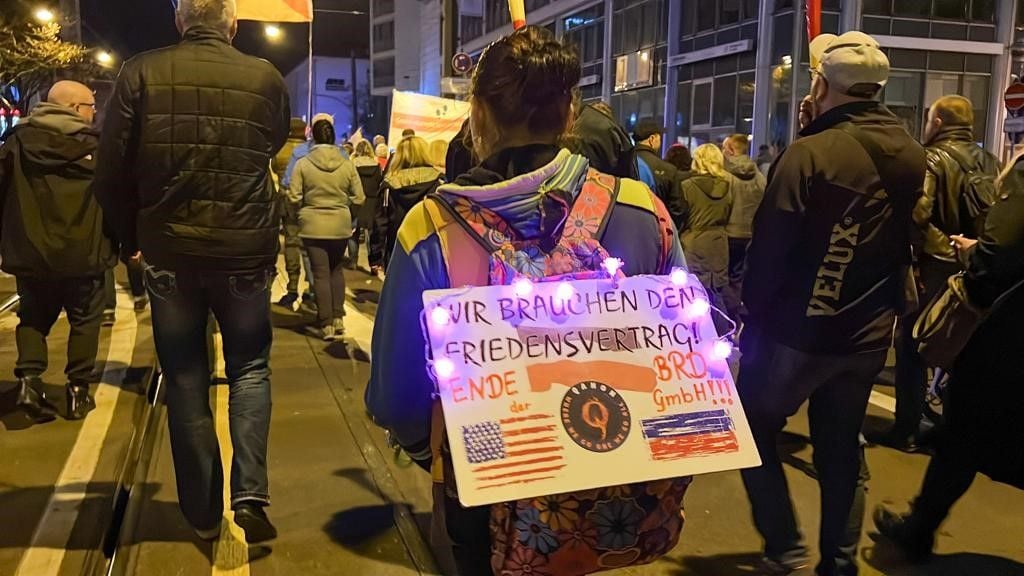 Am Montagnachmittag sind wieder zahlreiche Menschen in Magdeburg für Demonstrationen auf die Straße gegangen. Dabei kam es zu starken Verkehrsbehinderungen in der Innenstadt.Foto: