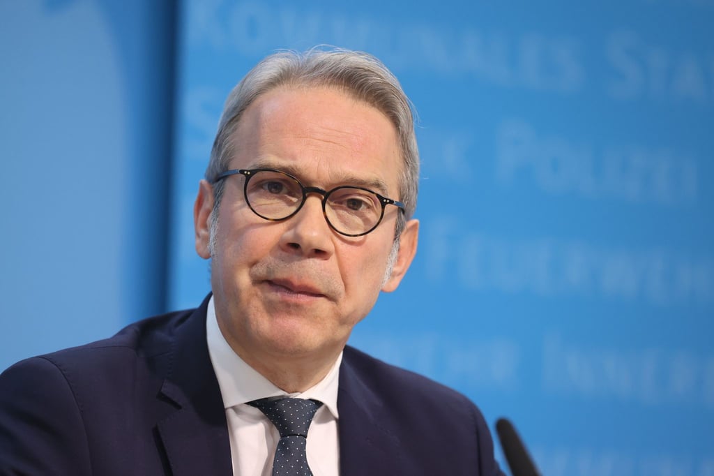Georg Maier auf einer Pressekonferenz.
