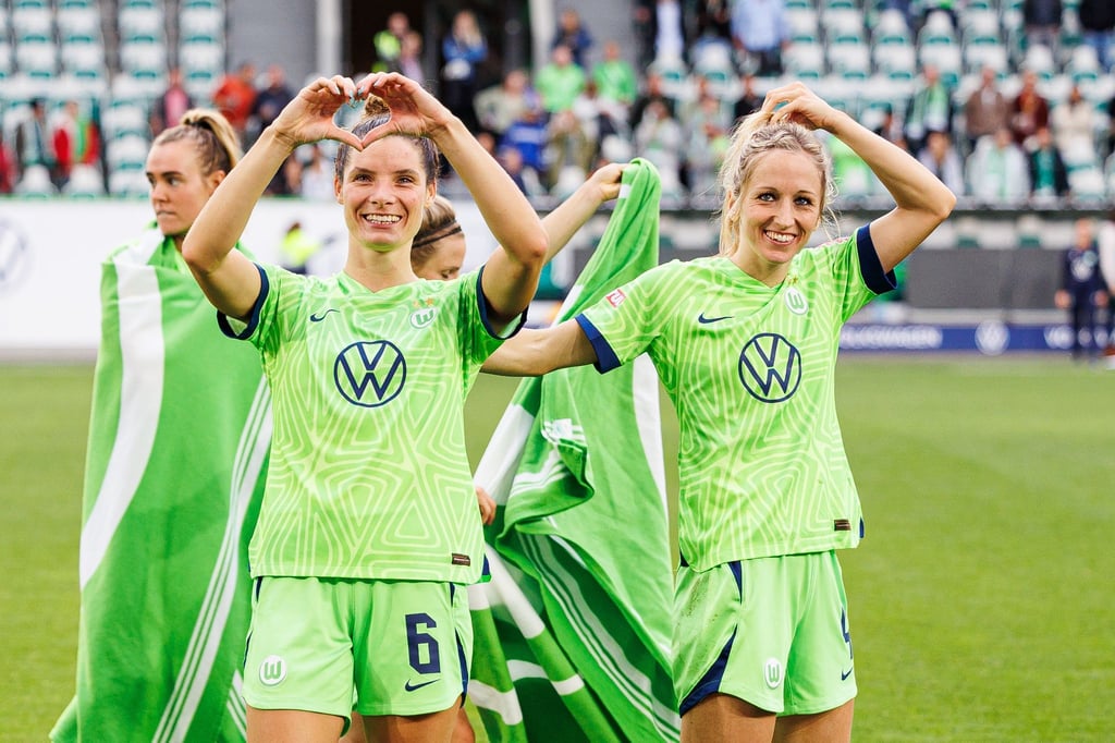 Wolfsburgs Dominique Janssen (2.v.l.) formt nach Spielende mit ihren Händen eine Herzform.