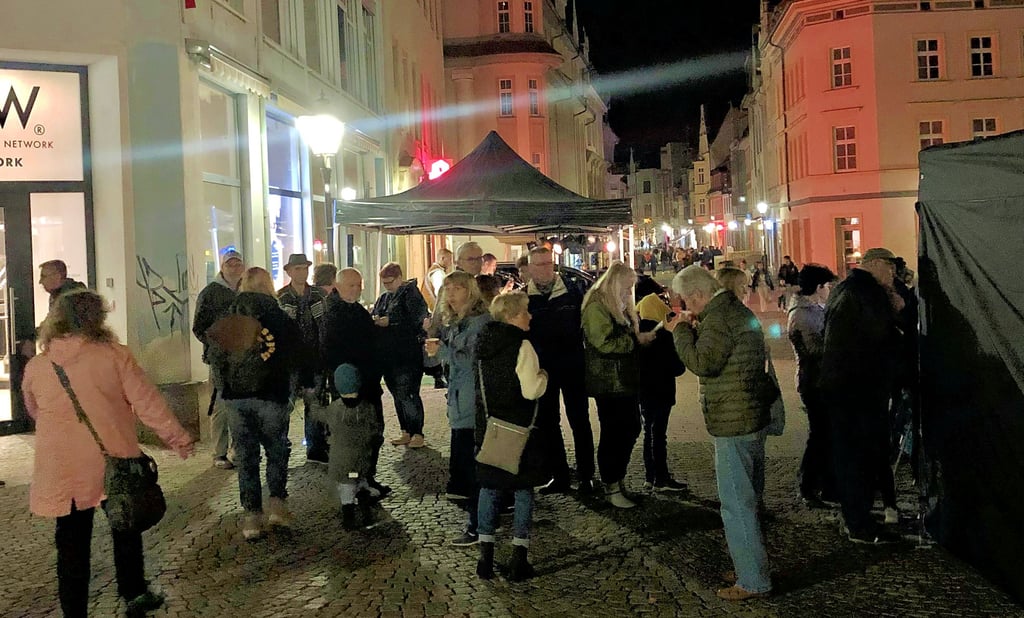 Bei Veranstaltungen, hier der Lichtereinkauf 2022, ist die Zeitzer Innenstadt schlagartig belebt.