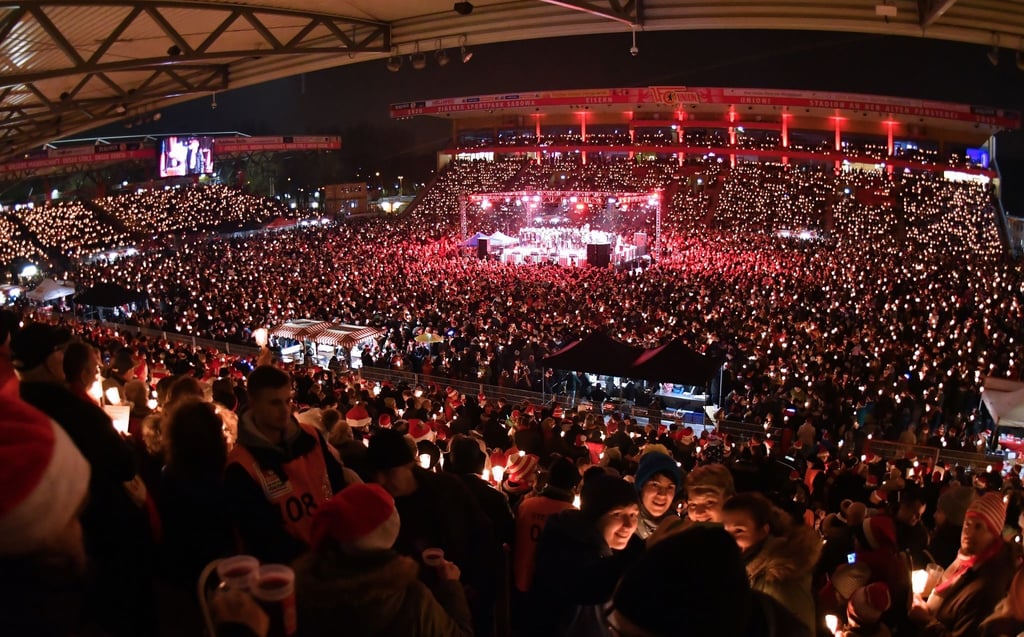 Dicht an dicht stehen die Besucher des Eisern-Union-Weihnachtssingen im Stadion.