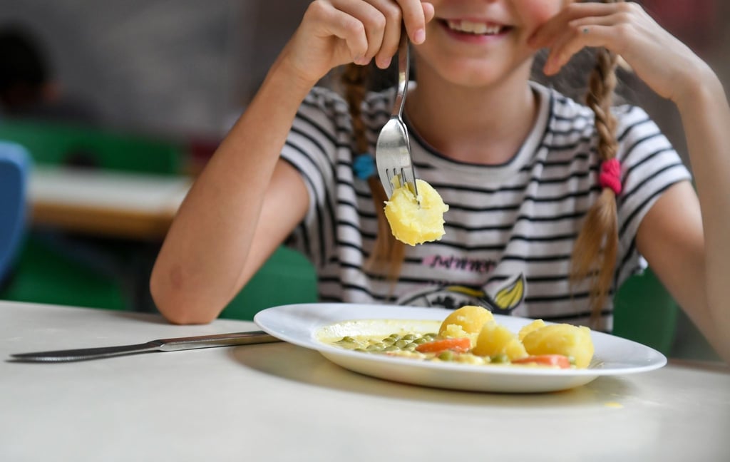 Schüler beim Mittagessen in der Mensa einer Schule.