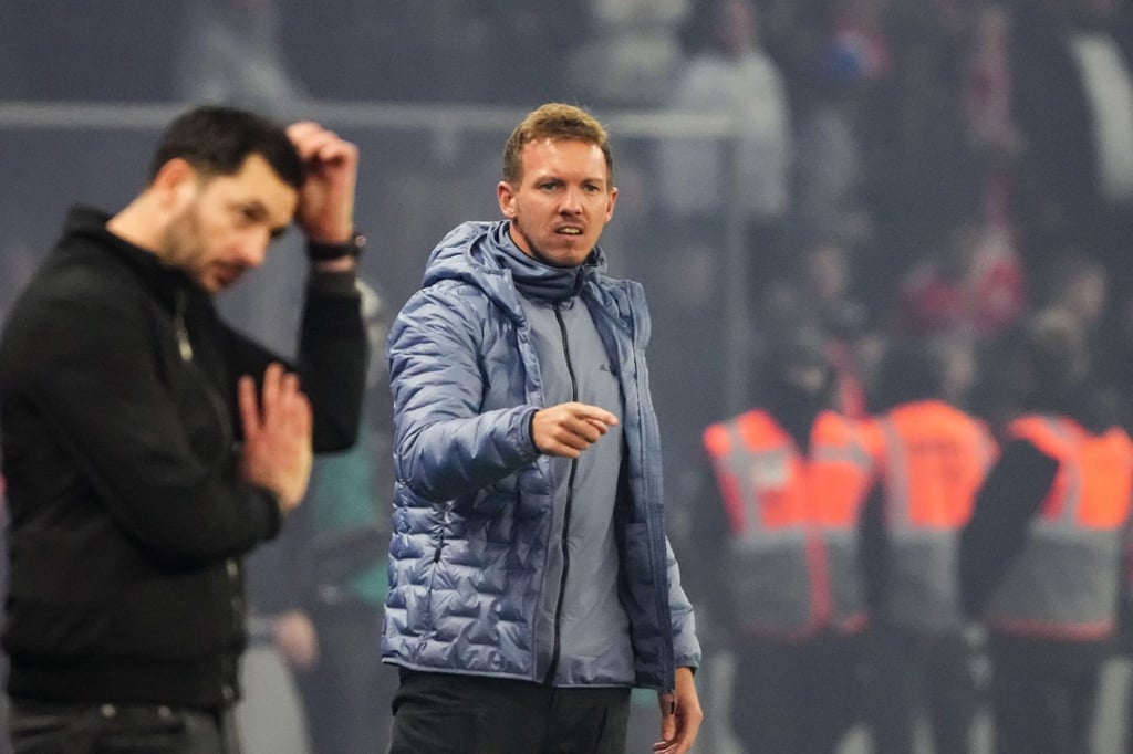 Bayerns Trainer Julian Nagelsmann (r) und Herthas Cheftrainer Sandro Schwarz (l) am Spielfeldrand.