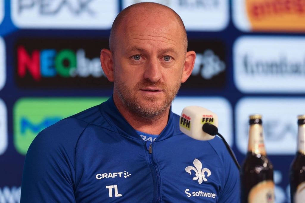Torsten Lieberknecht, Trainer vom SV Darmstadt 98, schaut auf seinen kommenden Gegner, den 1. FC Magdeburg.
