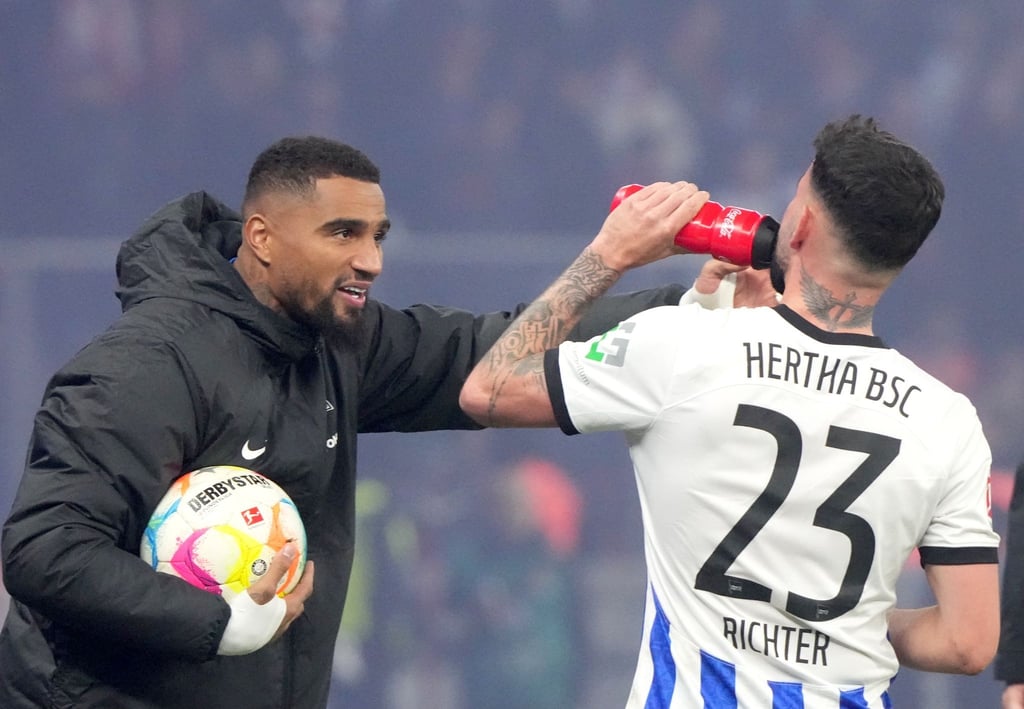 Herthas Kevin Prince Boateng (l) gibt während einer Trinkpause Anweisungen an Marco Richter.