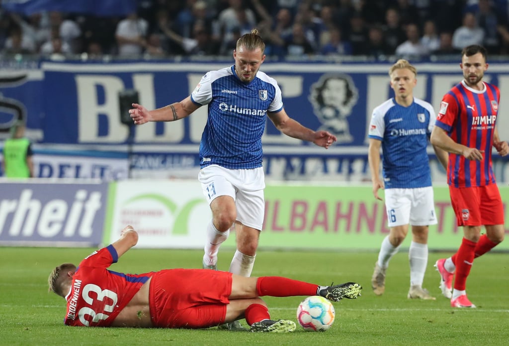 Noch zwei Hürden in der Hinrunde – Spitzenreiter Darmstadt zu Hause und auswärts bei Schlusslicht Bielefeld: Der FCM und Connor Krempicki (beim Ball), hier gegen Heidenheims Lennard Maloney.