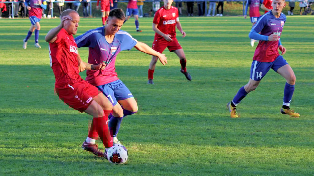 Der VfB Merseburg (Blaue Trikots) kassierte gegen den SC Naumburg die erste Heimniederlage der Saison.