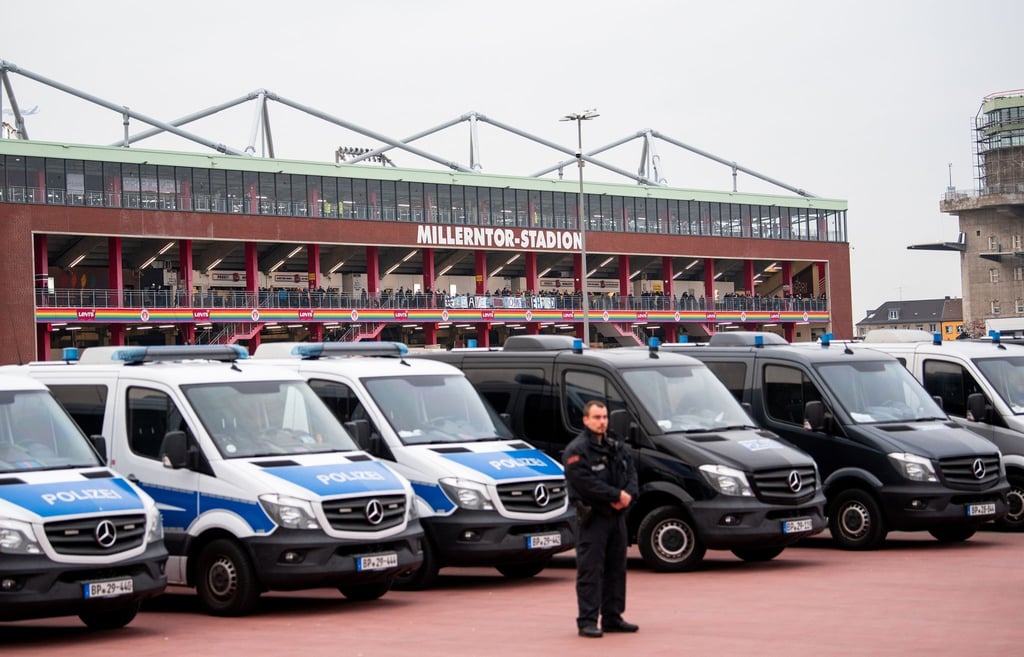 Zahlreiche Polizeifahrzeuge stehen vor dem Millerntor-Stadion.