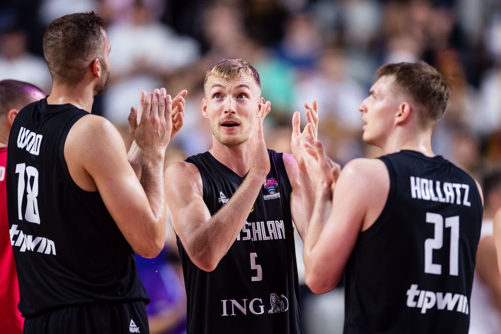 Niels Giffey (l) und Justus Hollatz stehen im Aufgebot für die ersten WM-Qualispiele.