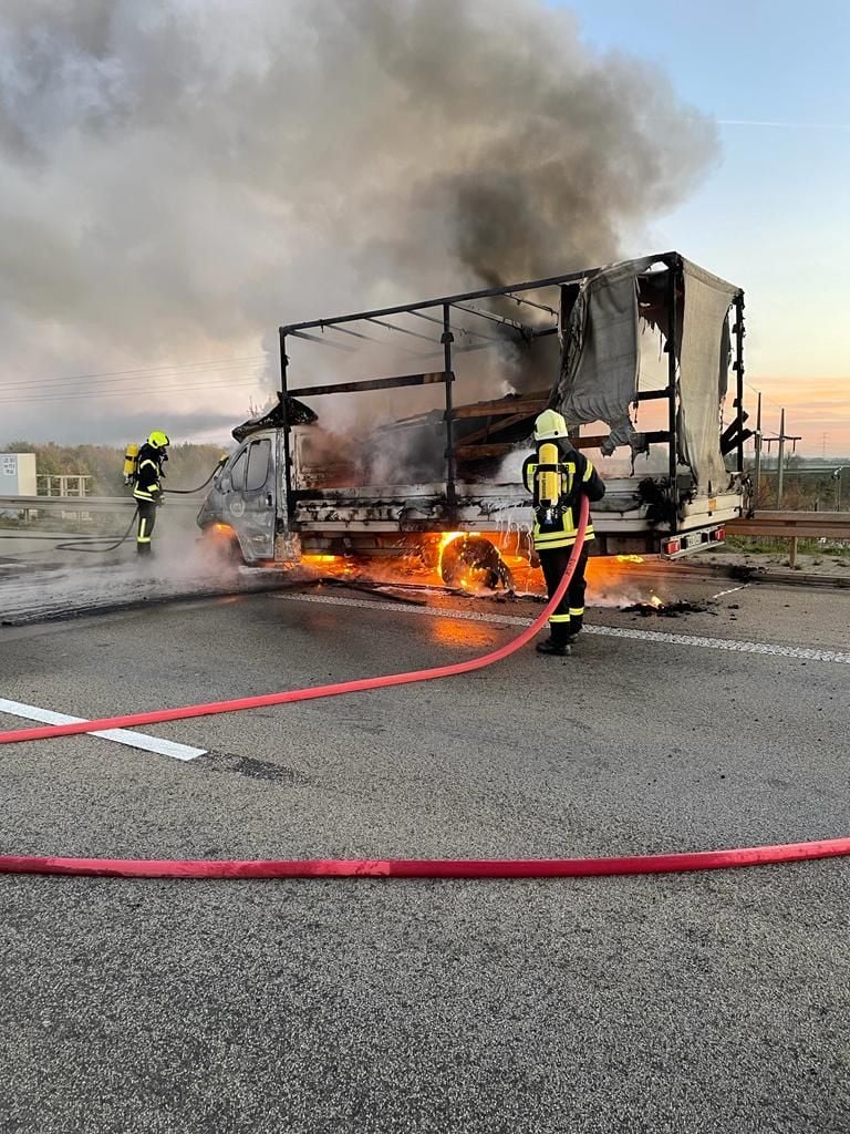 Unfall Auf A38: Lkw Fährt Auf Schilderwagen: Auffahrunfall Sorgt ...