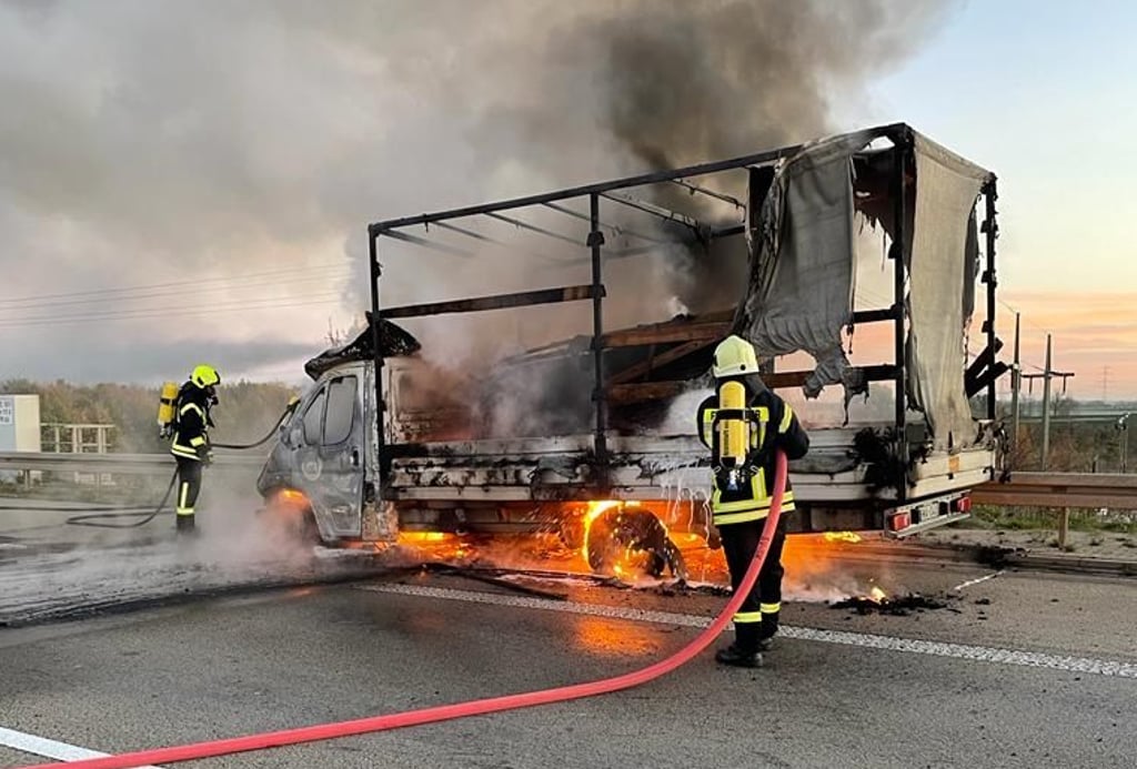 Der Transporter stand beim Eintreffen der Feuerwehr in Flammen.