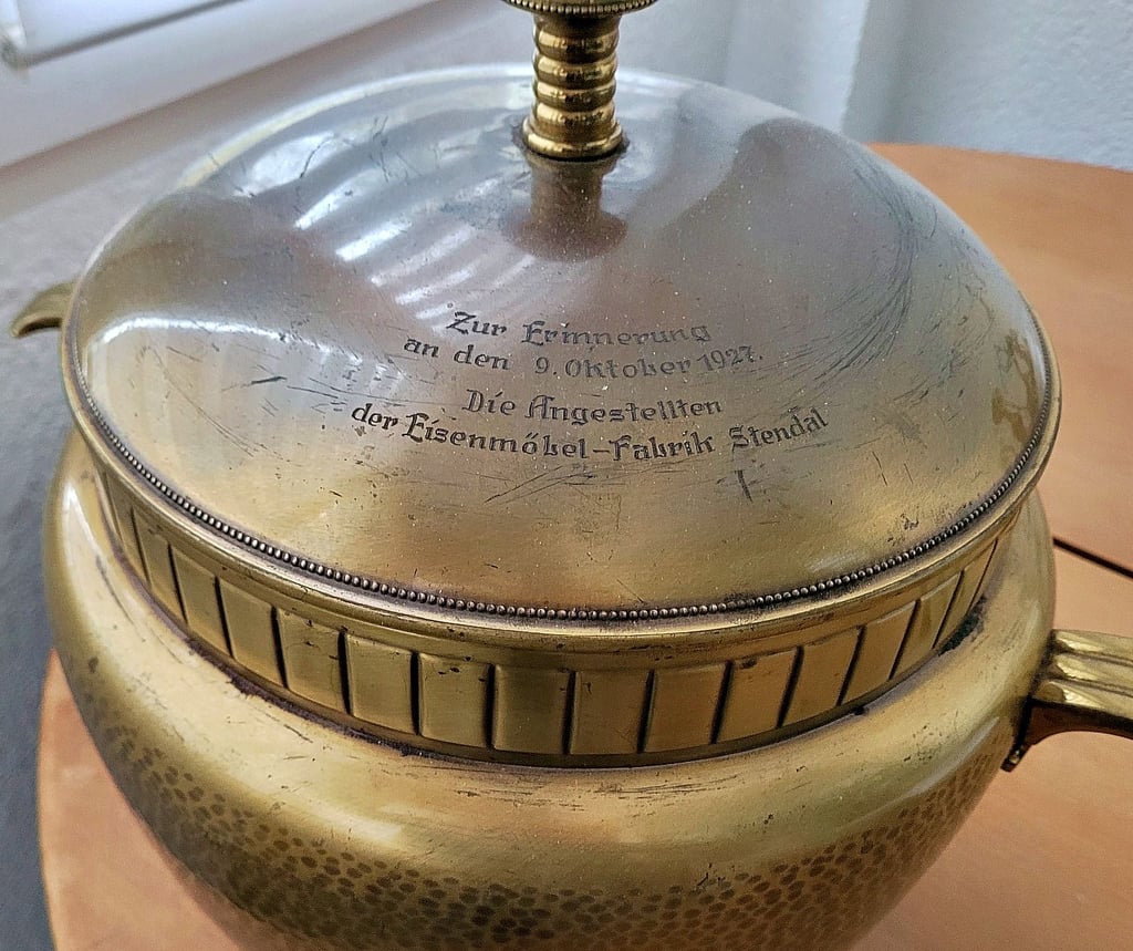 Fast hundert Jahre ist die Messingbowle alt – eine Erinnerung an einen denkwürdigen Tag für die Mitarbeiter der ehemaligen Eisenmöbelfabrik Stendal.