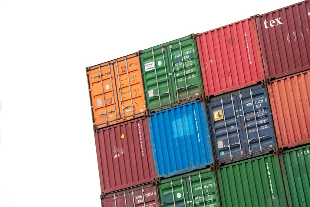 Gestapelte Container auf einem Gelände im Hafen von Hamburg.