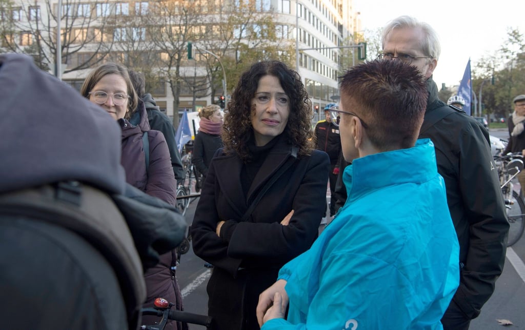 Bettina Jarasch (Bündnis 90/Die Grünen, M) nimmt an der Mahnwache für eine gestorbene Radfahrerin auf der Bundesallee teil.