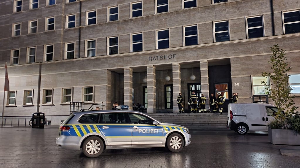 Sollte auf dem Marktplatz in Halle dauerhaft eine mobile Polizeiwache eingerichtet werden?
