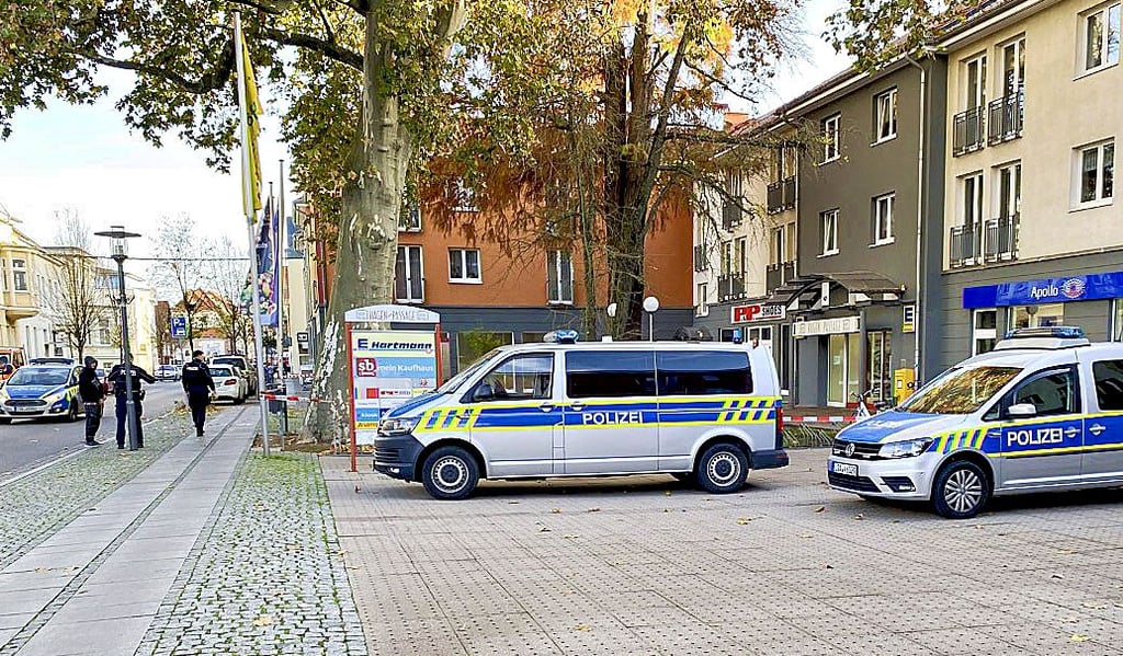 Auf beiden Seiten der Hagenpassage hat die Polizei den Zugang zum Einkaufszentrum in Haldensleben abgeriegelt.