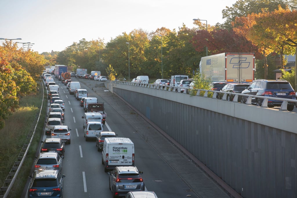 Autos stehen aufgrund einer Straßenblockade der Gruppe „Letzte Generation“ in Berlin im Stau.