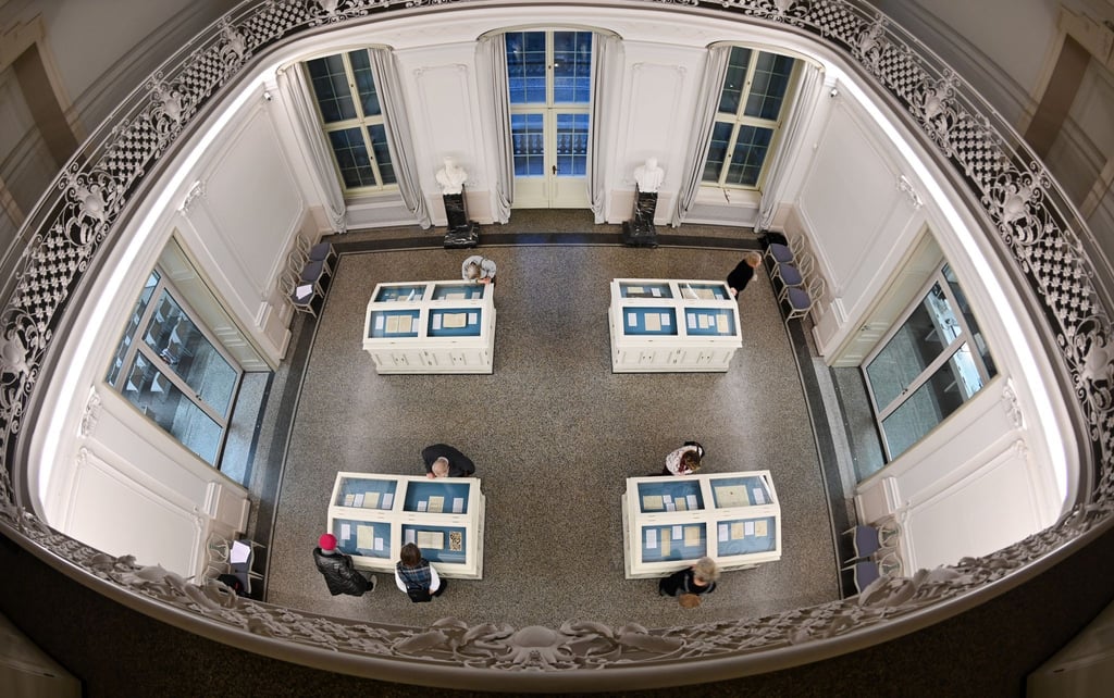 Besucher betrachten Handschriften in der Ausstellungsreihe „Schätze des Goethe- und Schiller-Archivs“ in Weimar.