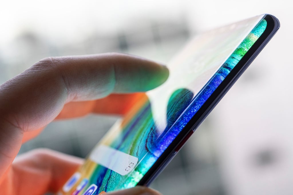 Ein Mann hält ein Smartphone in der Hand.