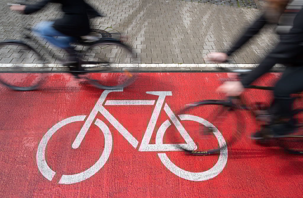 Radfahrer fahren auf einem Radweg.