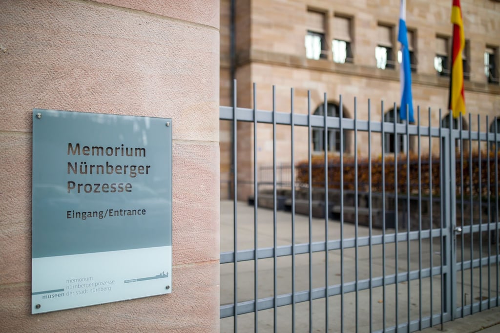„Memorium Nürnberger Prozesse“ steht am Eingang zum gleichnamigen Museum im Landgericht Nürnberg-Fürth.