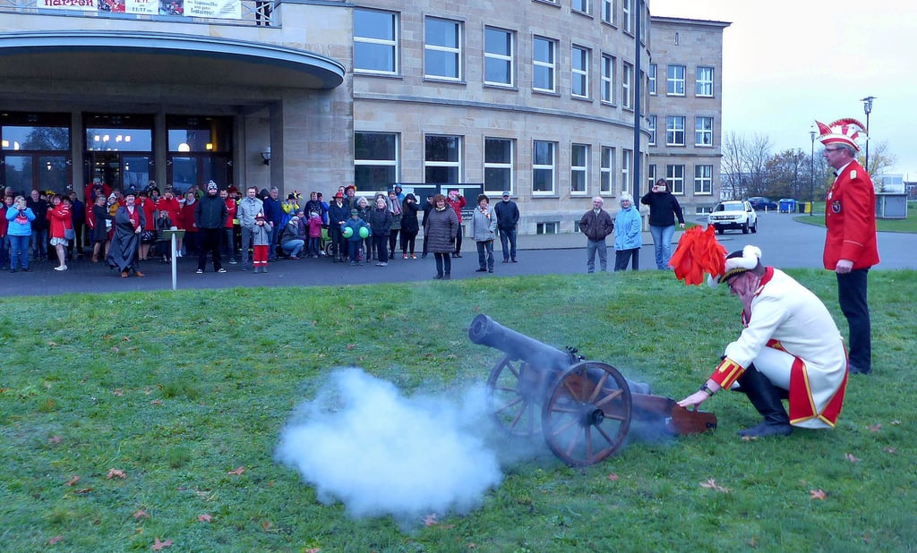 Mit einem Schuss aus der Thalheimer Faschingskanonen wird der Sturm auf das Bitterfeld-Wolfener Rathaus angekündigt.