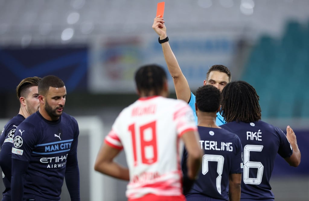 Schiedsrichter Sandro Schärer zeigt Manchesters Kyle Walker (l) die Rote Karte.