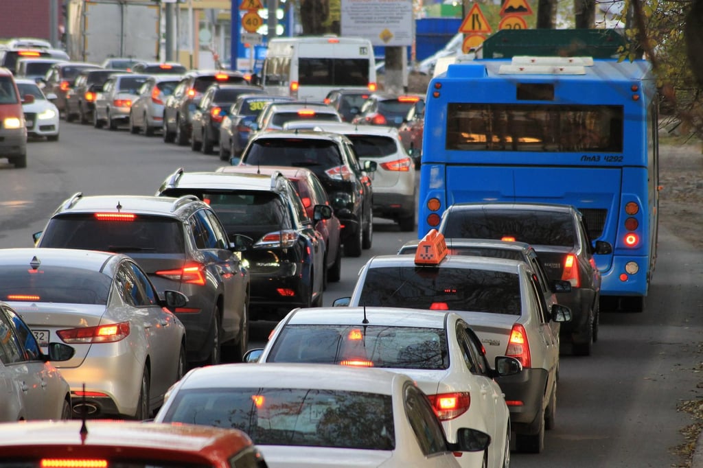 Auf der Bundesstraße B81 ist es am Magdeburger Ring am Dienstagmorgen zu einem Unfall mit mehreren Beteiligten gekommen. Es waren Einsatz- und Rettungskräfte vor Ort, um Verletzten in der Karambolage zu helfen. Symbolbild: